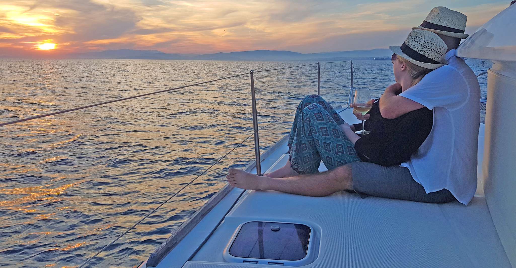 Côte d'Athènes, croisière en catamaran avec repas et boissons - Hizvo