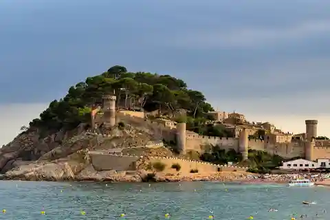Costa Brava: Paseo en barco y visita a Tossa con servicio de recogida del hotel