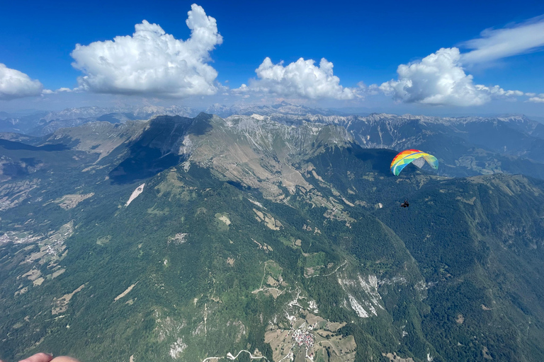 Bovec: parapendio biposto sulla valle dell&#039;IsonzoBovec: Parapendio biposto sulla Valle dell&#039;Isonzo