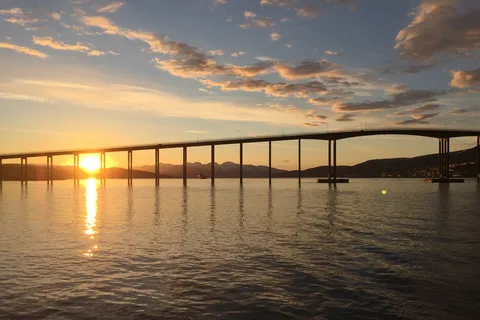 Tromsø : Croisière au soleil de minuit à bord d'un catamaran de luxe