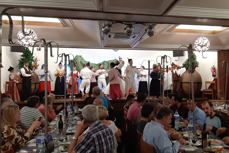 Madère : Dîner et spectacle traditionnel madérienCircuit avec ramassage dans les hôtels de la région de Funchal