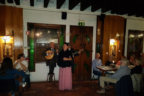 Madera: Tradycyjna Maderańska kolacja i pokazWycieczka z odbiorem z Funchal Area Hotels