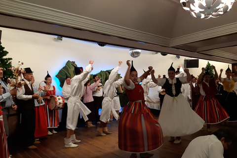 Madeira: Traditionelles Abendessen & ShowTour mit Hotelabholung in Funchal