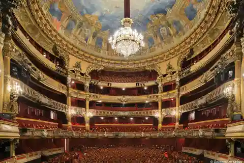 Skip-the-Line Colon Theater and Palaces Tour