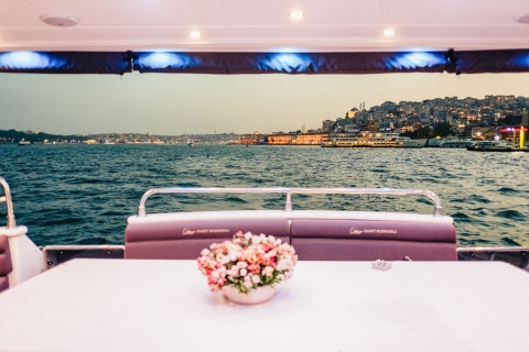 Estambul: crucero al atardecer por el Bósforo en un lujoso yateBósforo: crucero al atardecer en un yate de lujo