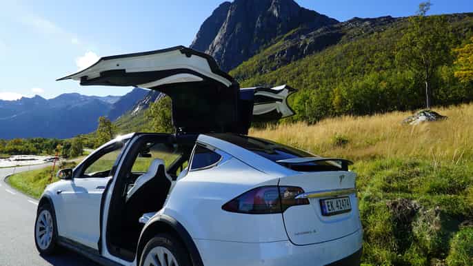 tromsø visita al fiordo en un coche eléctrico de lujo tesla x