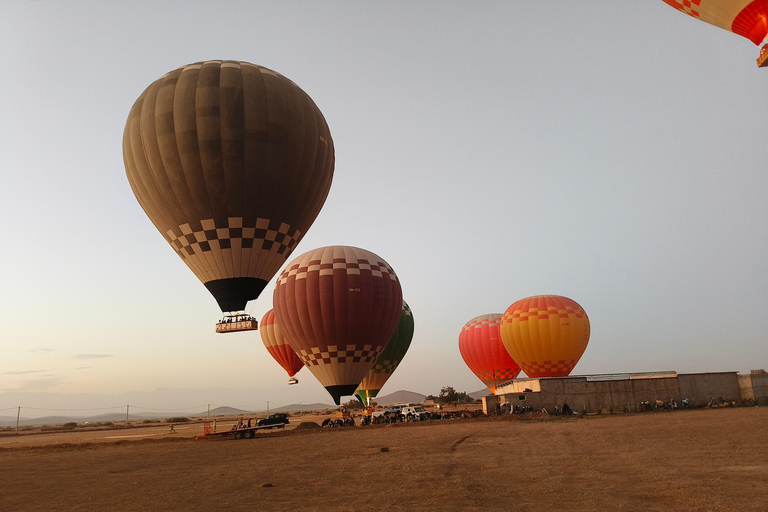 Marrakech: Royal Breakfast with Hot Air Balloons view