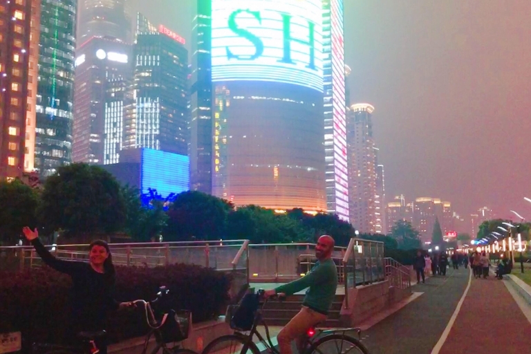 Tour nocturno en bici en grupo reducido por ShangháiTour nocturno en bici en grupo reducido por Shangái