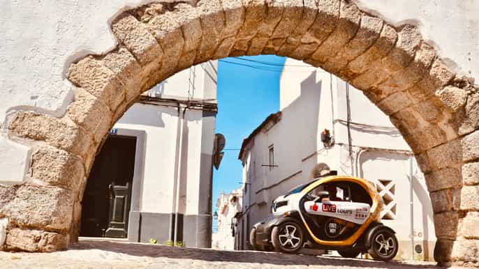 evora recorrido autoguiado por la ciudad en ecar con guía gps
