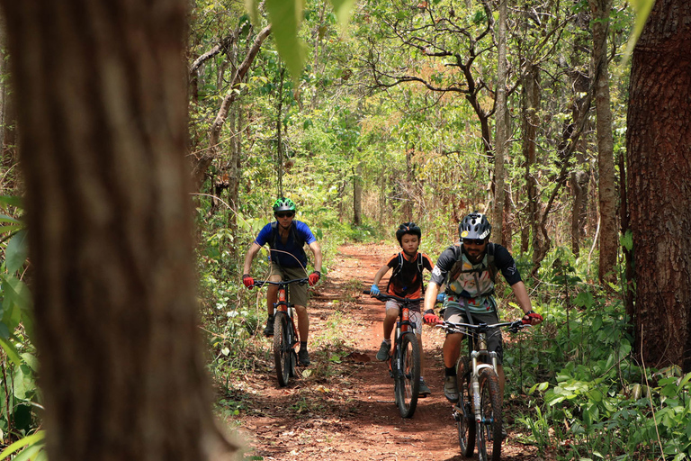 Chiang Mai: boottocht en fietsen naar Sticky Waterfall