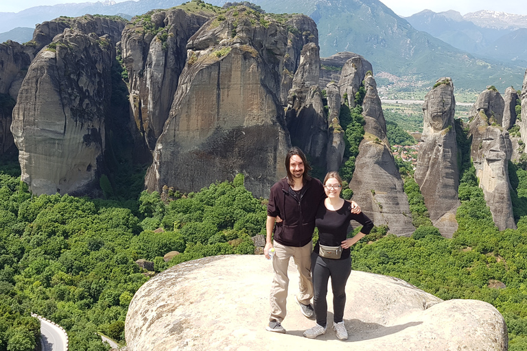 De Atenas: Viagem de 1 dia de trem para as cavernas e mosteiros de Meteora