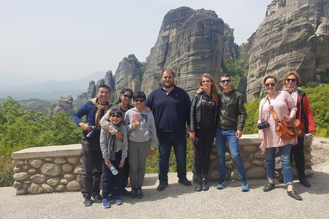 D'Athènes: voyage à Meteora en train avec nuitéeDeux jours aux Météores au départ d'Athènes