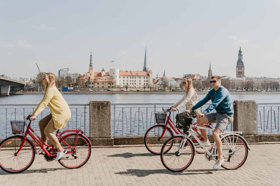 Riga: Architektur und Stadtviertel Sightseeingtour mit dem Fahrrad. Foto: GetYourGuide Riga: Architektur und Stadtviertel Sightseeingtour mit dem Fahrrad. Foto: GetYourGuide