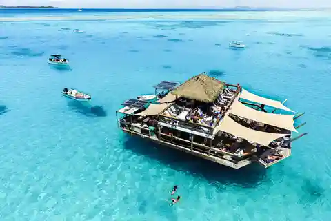 Fidji : Plate-forme flottante Cloud 9 et aventure aquatique