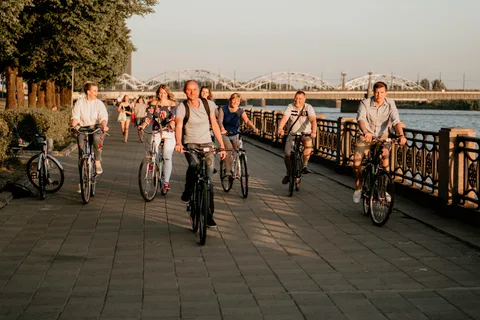 Riga : Tour à vélo des espaces verts avec les Mezaparks et la vieille ville