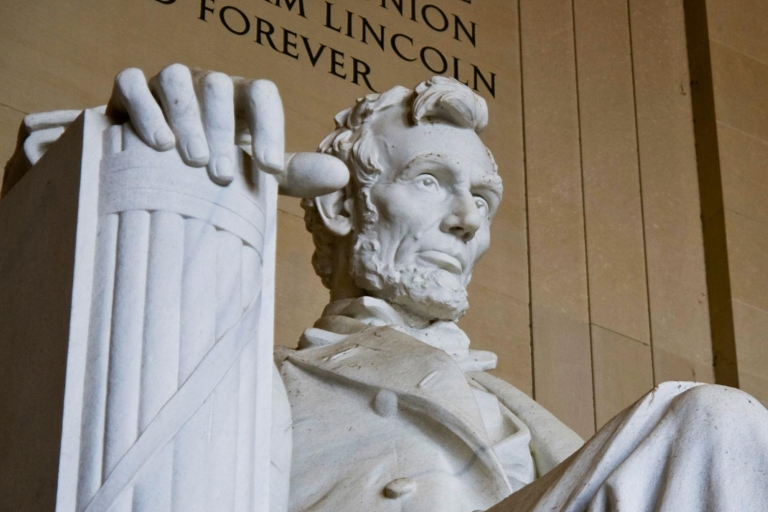 DC podkreśla wejście na Narodowy Cmentarz w Arlington