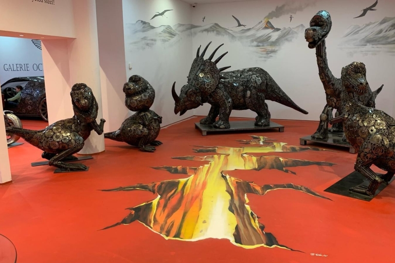 Praga: entrada a la galería de figuras de acero