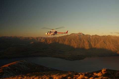 Panorámica Vuelo Ver helicóptero con aterrizaje Alpine