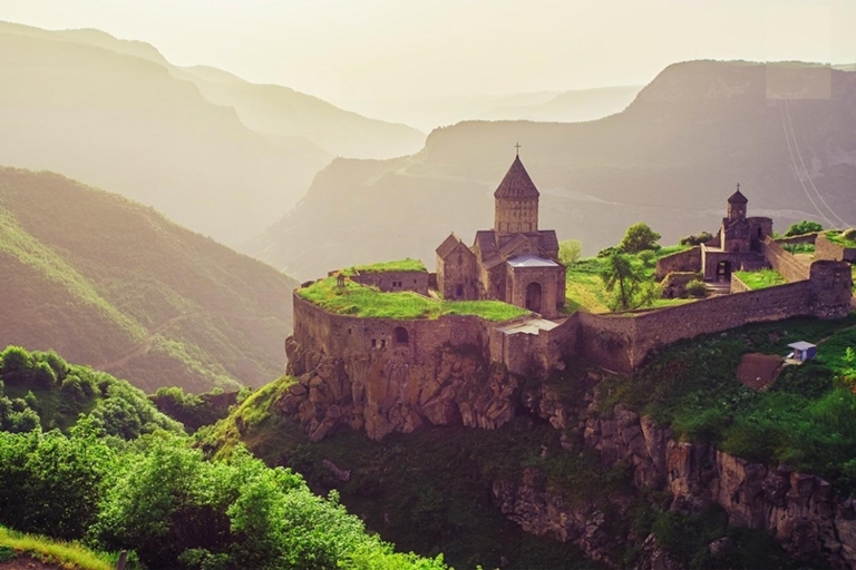 Erevan : Visite privée des ailes de Tatev et des chutes d'eau de JermukErevan : Visite privée de Jermuk, du monastère de Tatev et des sources d'eau