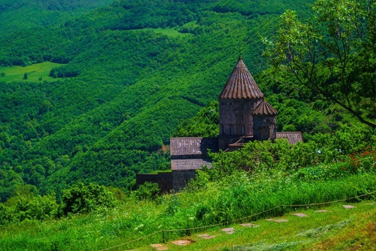 Erevan : Visite privée des ailes de Tatev et des chutes d'eau de JermukErevan : Visite privée de Jermuk, du monastère de Tatev et des sources d'eau