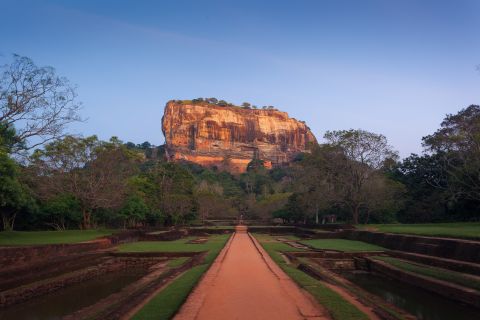 Desde Kalutara: tour de día completo de la roca de Sigiriya y la cueva de Dambulla