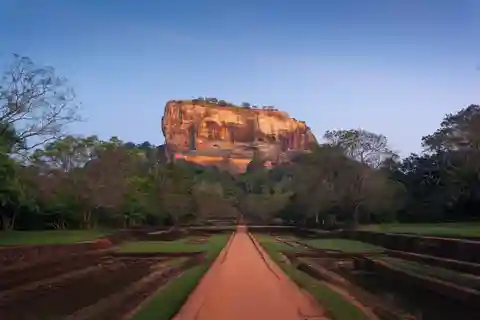 From Kalutara: Sigiriya Rock and Dambulla Cave Full-Day Tour