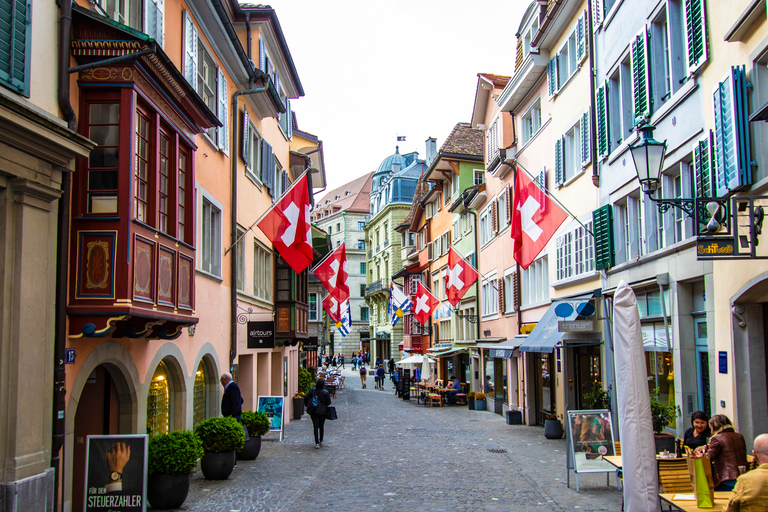 Zurich: visite à pied d'une heure et demie incl. Promenade en bateau et en funiculaire