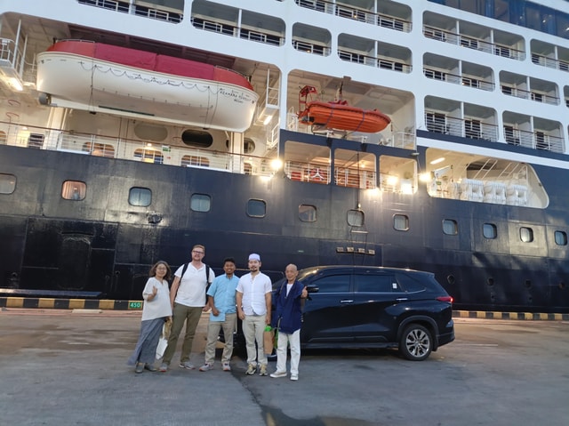 Surabaya private tour car Charter with a Professional Driver