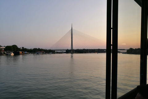 Belgrado: Cruzeiro ao pôr do sol em barco aberto com guia ao vivoBelgrado: Passeio de barco guiado pela cidade