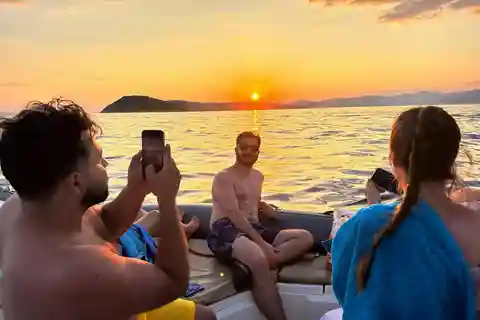 Passeio de barco particular ao pôr do sol com música e vinho
