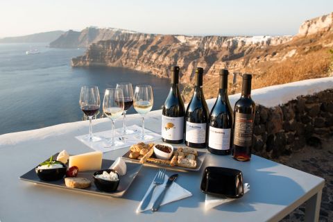 Santorini: Santorinin viinitilat: Kolme viinitilaa ja yksi panimokierros maisteluineen.