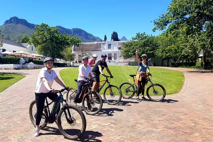 Stellenbosch: Historische Fahrrad Tour & Weinverkostung. Foto: GetYourGuide Stellenbosch: Historische Fahrrad Tour & Weinverkostung. Foto: GetYourGuide