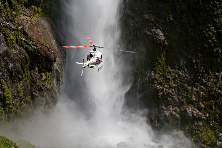 Te Anau: panoramische vlucht over Milford Sound met landing aan het meer