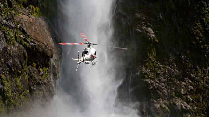 te anau milford sound scenic flight with lakeside landing