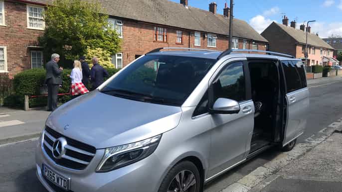 liverpool tour privado de 2 horas por los beatles en un mercedes