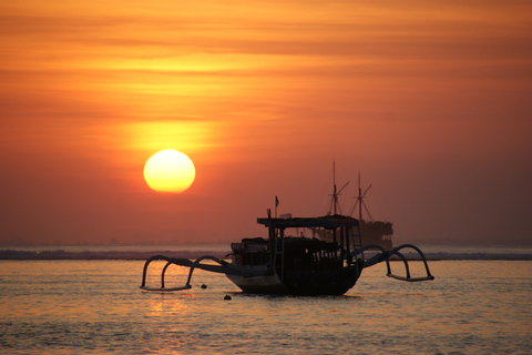 From Bali: 4-Day Surf and Yoga Retreat in Nusa LembonganBungalow Accomodation