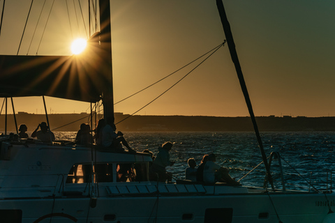 Santorini: Cruzeiro no Catamarã Caldera com refeições e bebidasCruzeiro Romântico ao Pôr do Sol