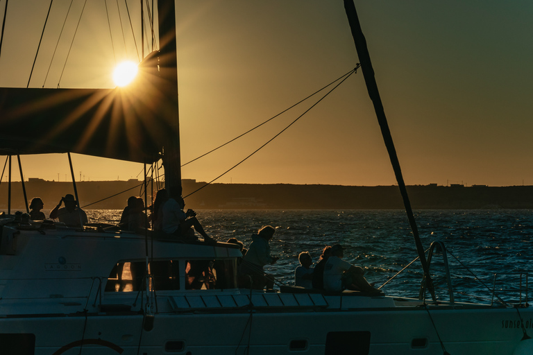 Santorini: Cruzeiro no Catamarã Caldera com refeições e bebidasCruzeiro Romântico ao Pôr do Sol