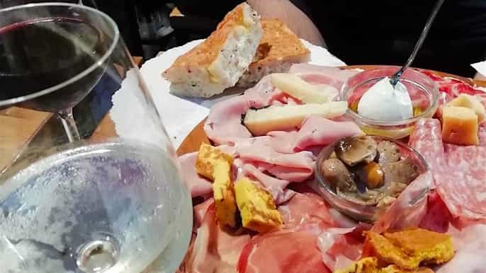 bologna tour a piedi tra storia cibo e vino