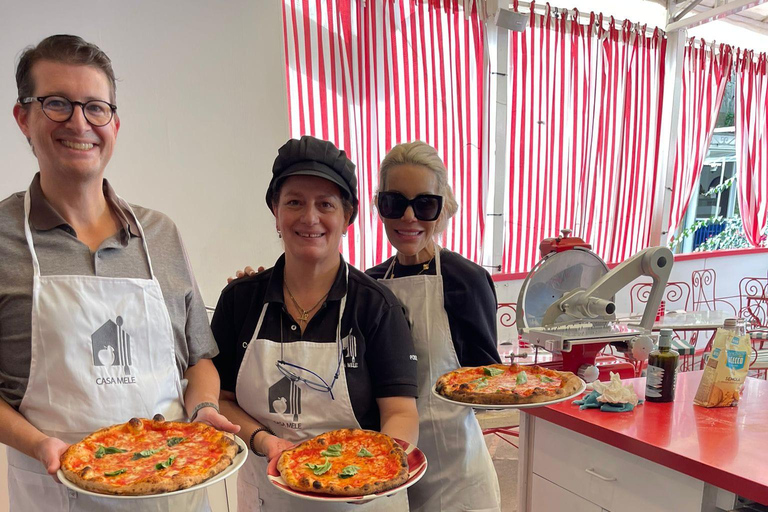 Positano: Pizza-Kochkurs in kleiner Gruppe mit Getränk inklusivePositano: Pizza backen in kleiner Gruppe mit Getränk inklusive