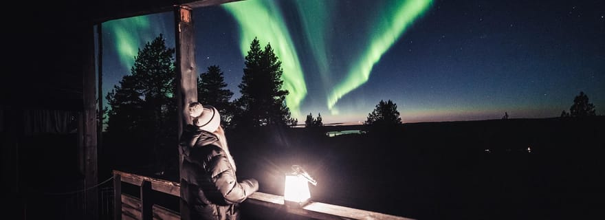 Rovaniemi : Randonnée nocturne dans la forêt enneigée avec aurores boréales