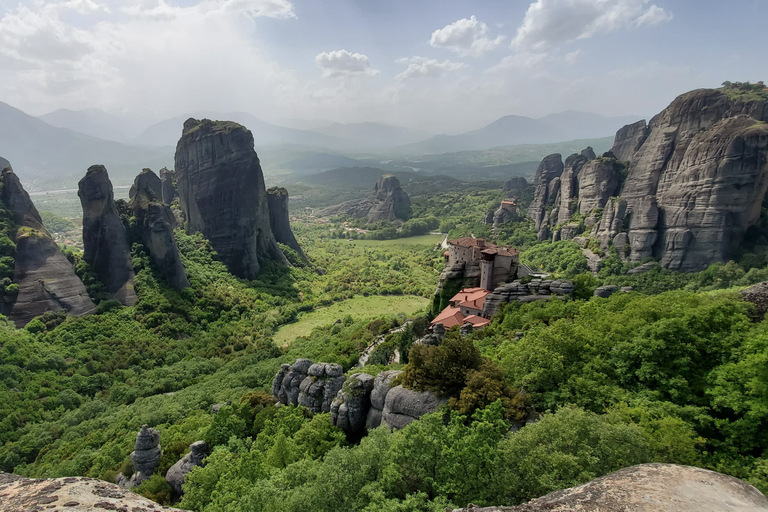 Da Atene: Escursione di un giorno alle grotte e ai monasteri di Meteora in treno