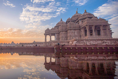 Akshardham: tentoonstelling, licht- en watershow met transfersAvondbezoek met licht- en watershow