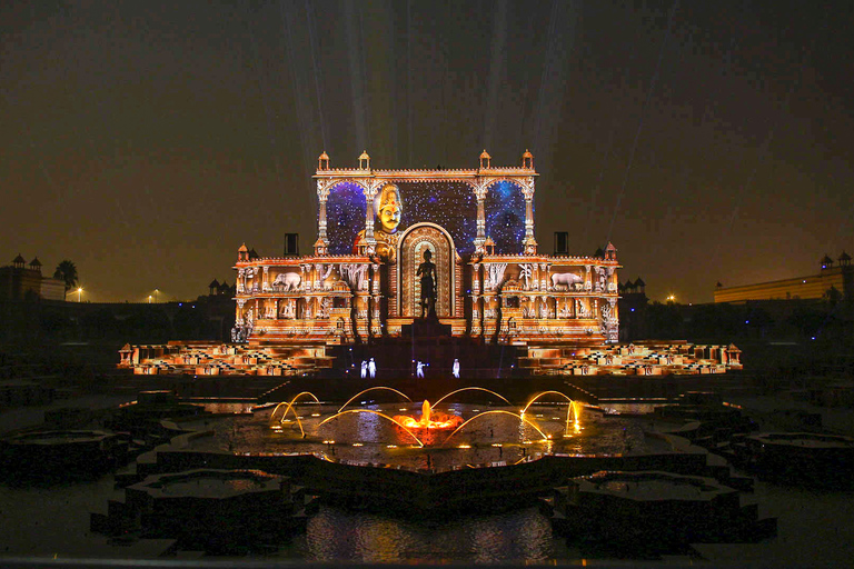 Akshardham: tentoonstelling, licht- en watershow met transfersAvondbezoek met licht- en watershow