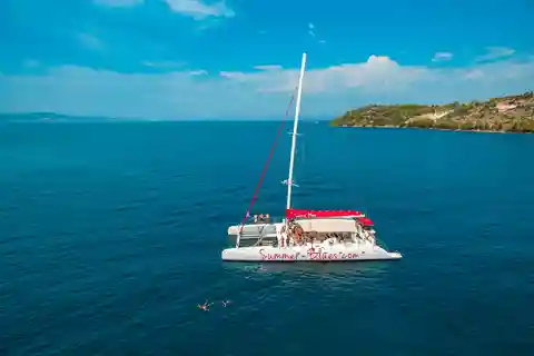 From Brač Island: Catamaran Tour with Food & Drinks