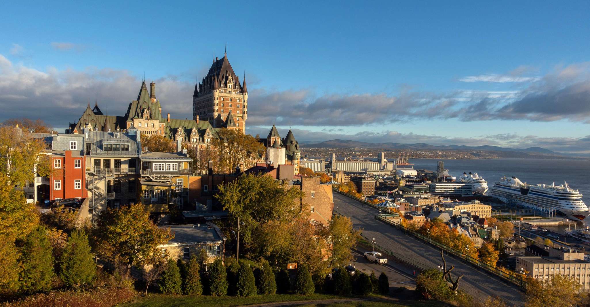 Quebec City, Old Town and Montmorency Falls Bus Tour - Hizvo
