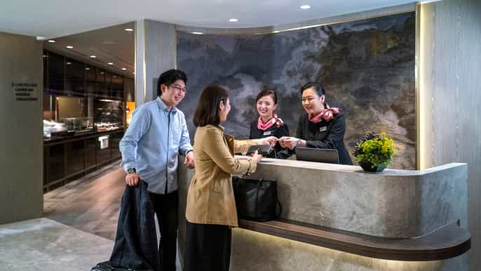 hong kong international airport premium lounge entry