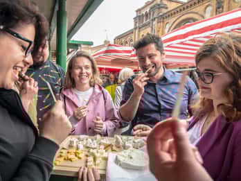 Warschau: 3-stündige Frühstücksmarkt-Food-Tour mit Getränken Warschau: 3-stündige Frühstücksmarkt-Food-Tour mit Getränken