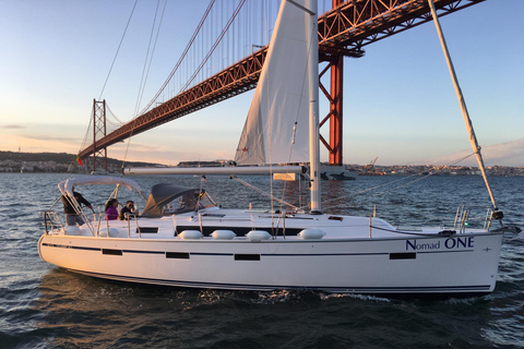 Lisbonne : croisière privée au coucher du soleil avec vin mousseux