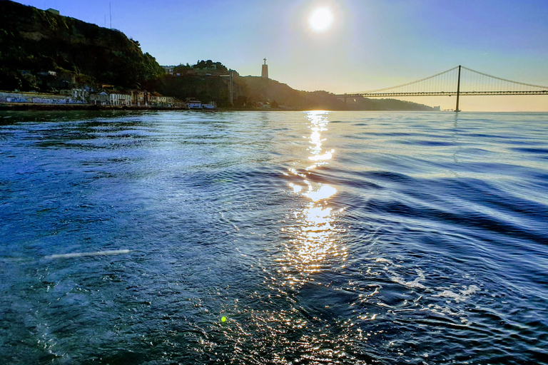 Lisboa: crucero privado al atardecer con vino espumoso